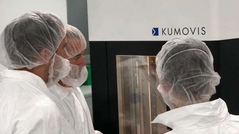 Integrated clean room in the build chamber to support printing of resorbable filaments - Kumovis R1